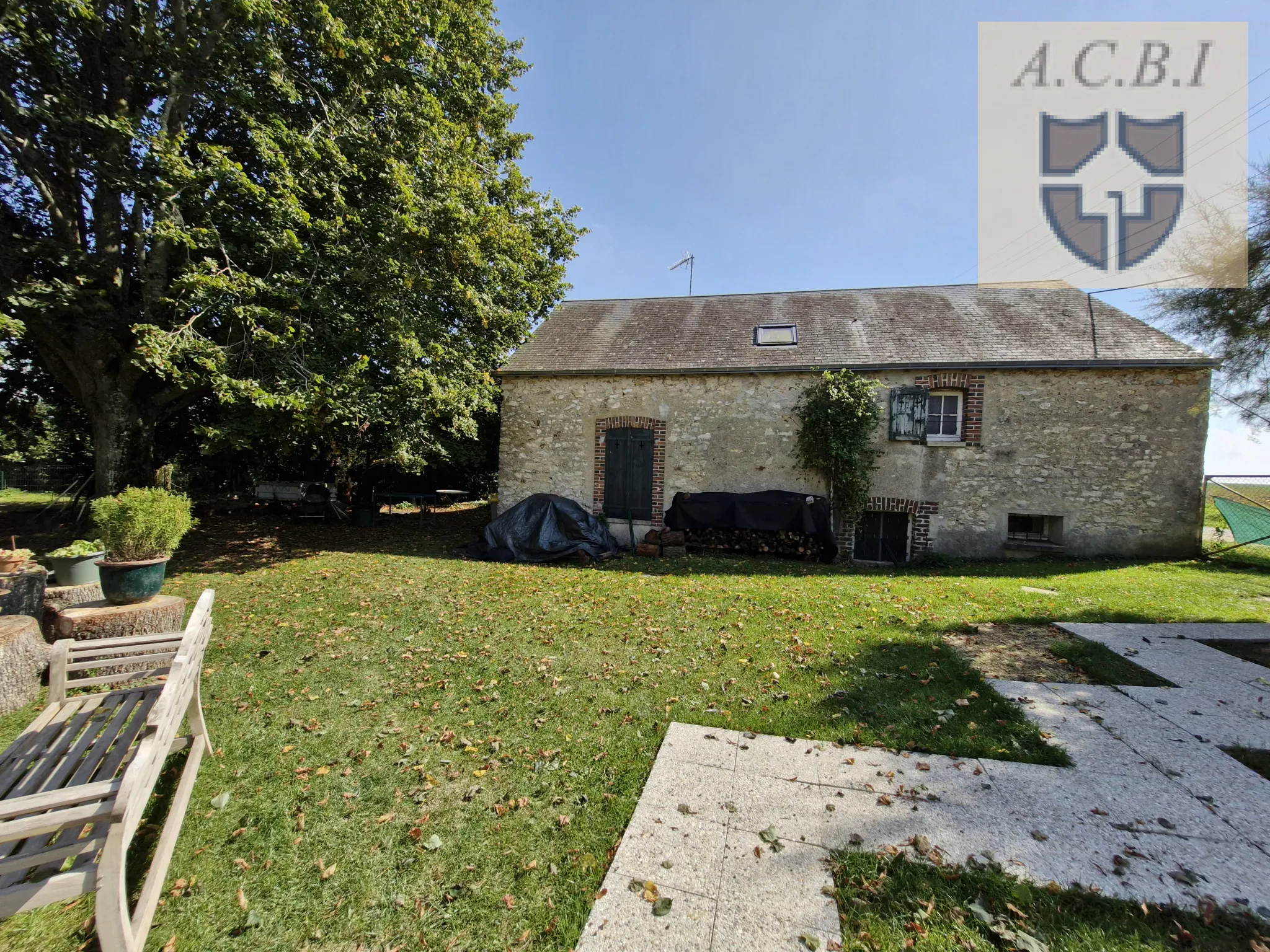 Maison avec dépendance à Vendôme - 3 chambres et terrain de 1800 m² 