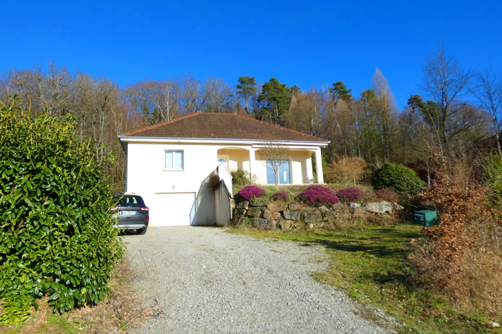 Maison de plain pied avec sous-sol total à Aurillac