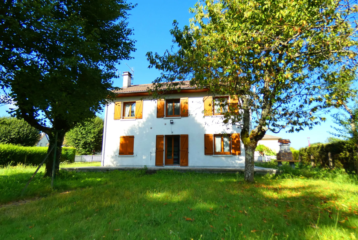 Belle et grande maison à Arpajon-sur-Cère avec jardin et garage 