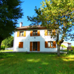 Belle et grande maison à Arpajon-sur-Cère avec jardin et garage