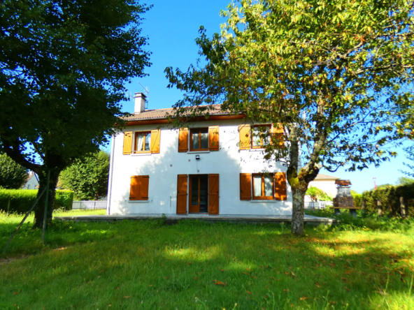 Belle et grande maison à Arpajon-sur-Cère avec jardin et garage