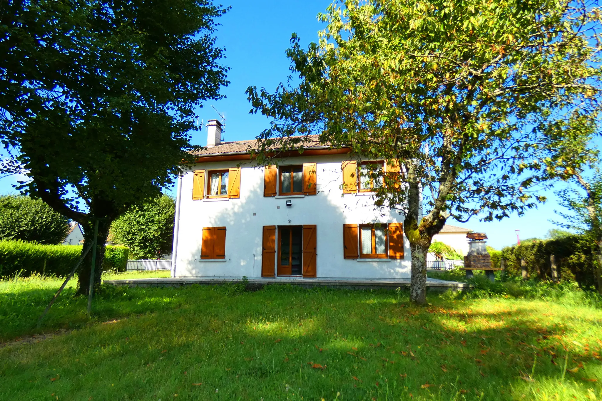 Belle et grande maison à Arpajon-sur-Cère avec jardin et garage 