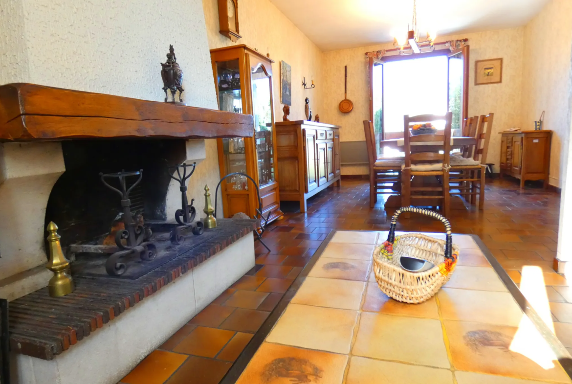 Belle et grande maison à Arpajon-sur-Cère avec jardin et garage 