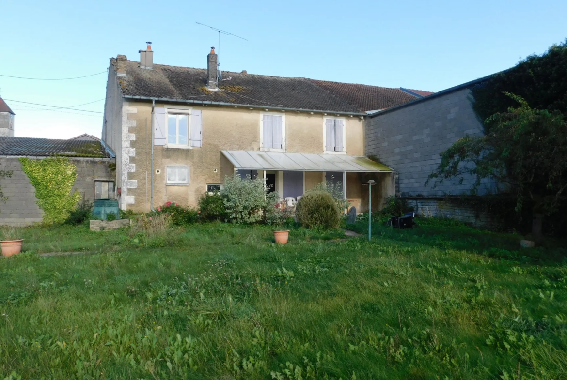 Maison spacieuse à vendre à Pagny-la-Blanche-Côte avec garage et jardin 