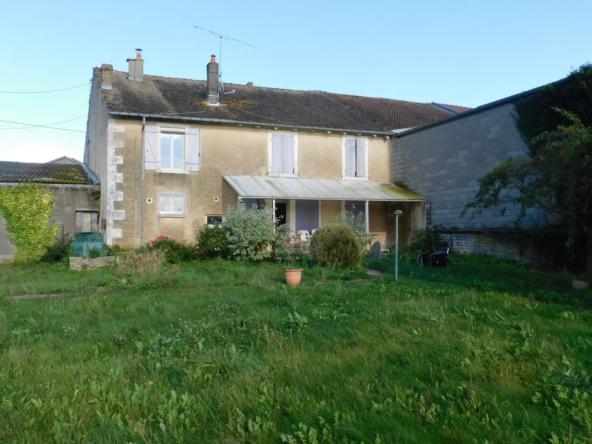 Maison spacieuse à vendre à Pagny-la-Blanche-Côte avec garage et jardin