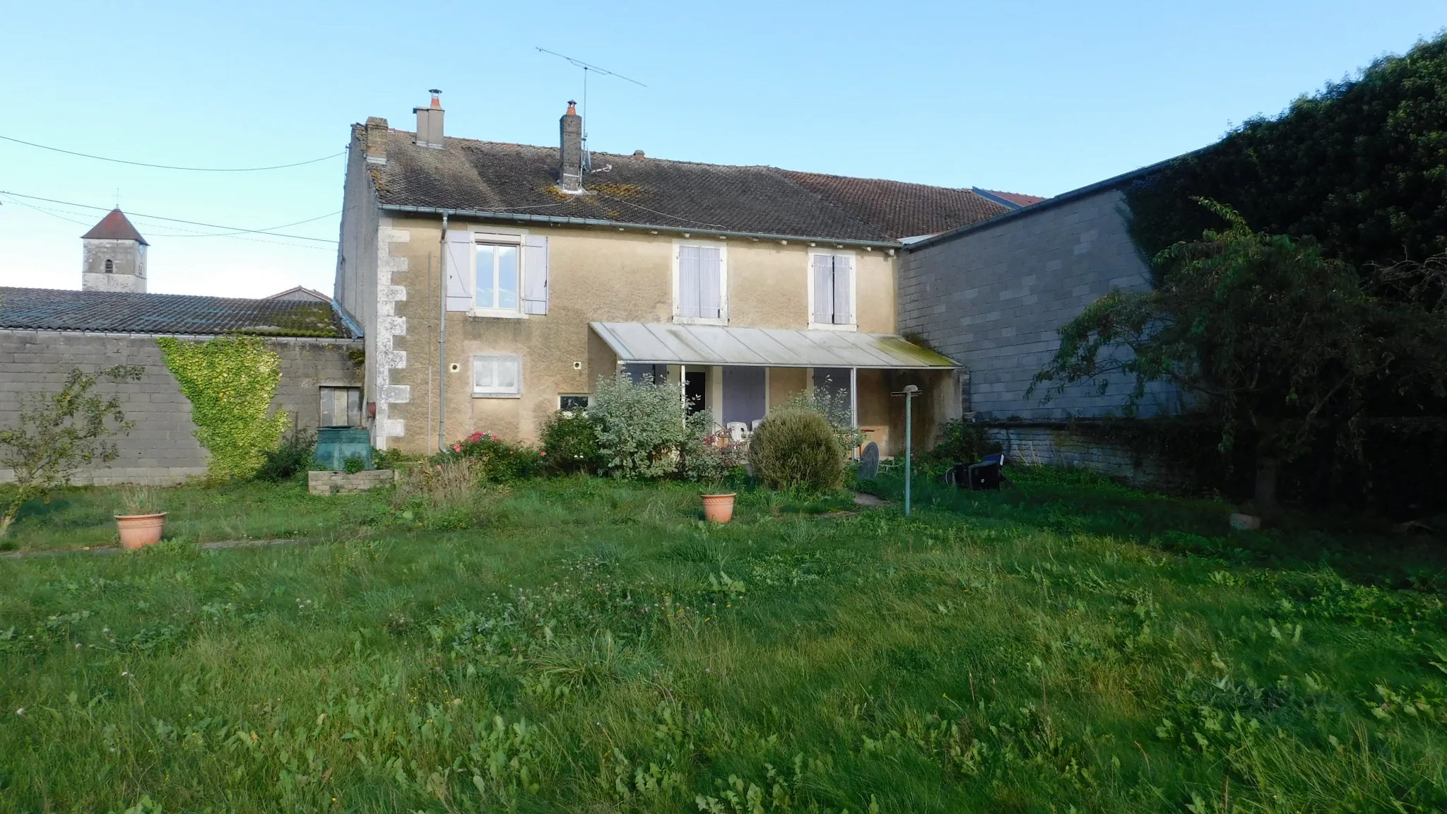 Maison spacieuse à vendre à Pagny-la-Blanche-Côte avec garage et jardin 