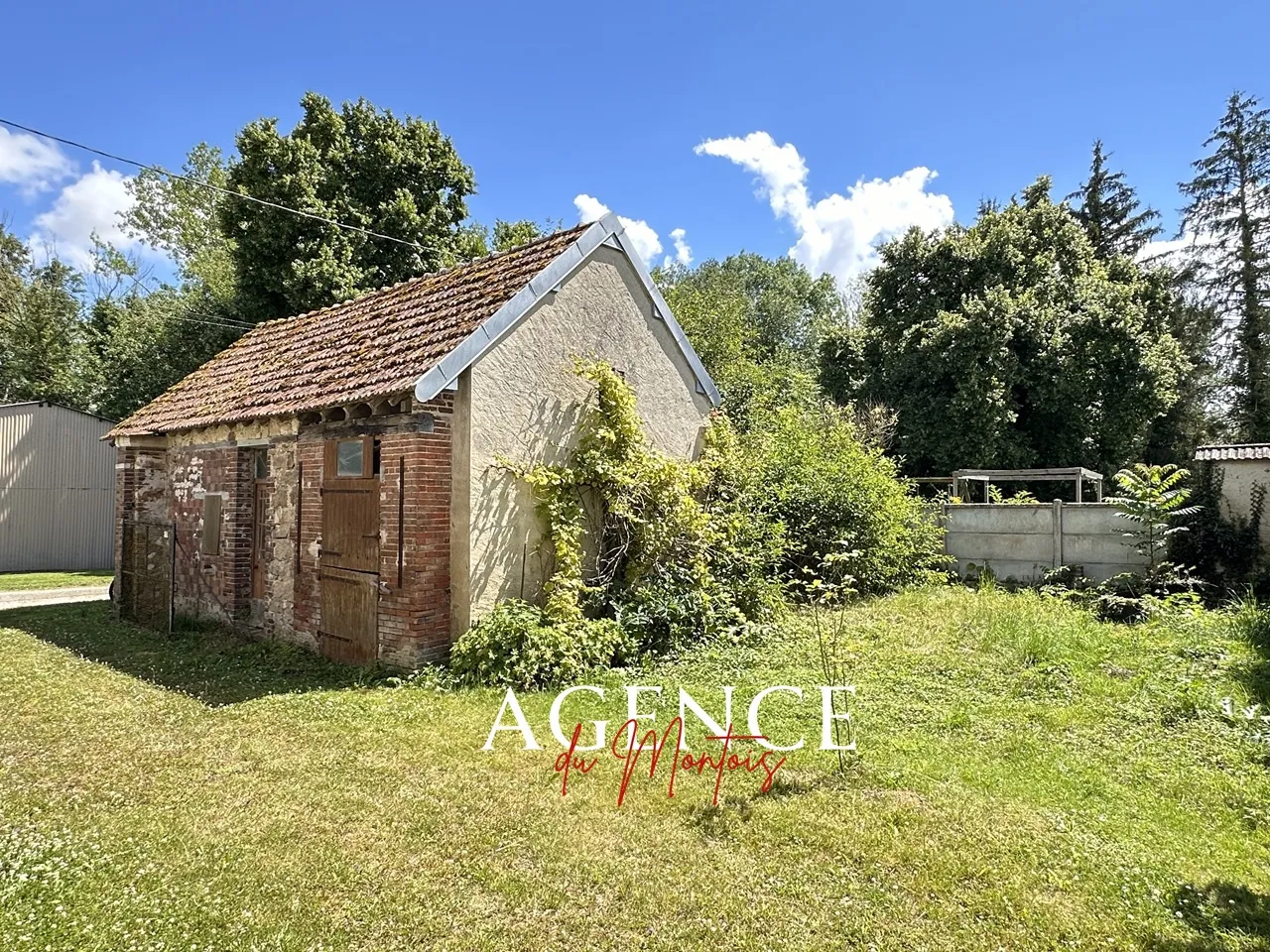 Maison à rénover à Nogent sur Seine - 2 chambres, 881m² de terrain 