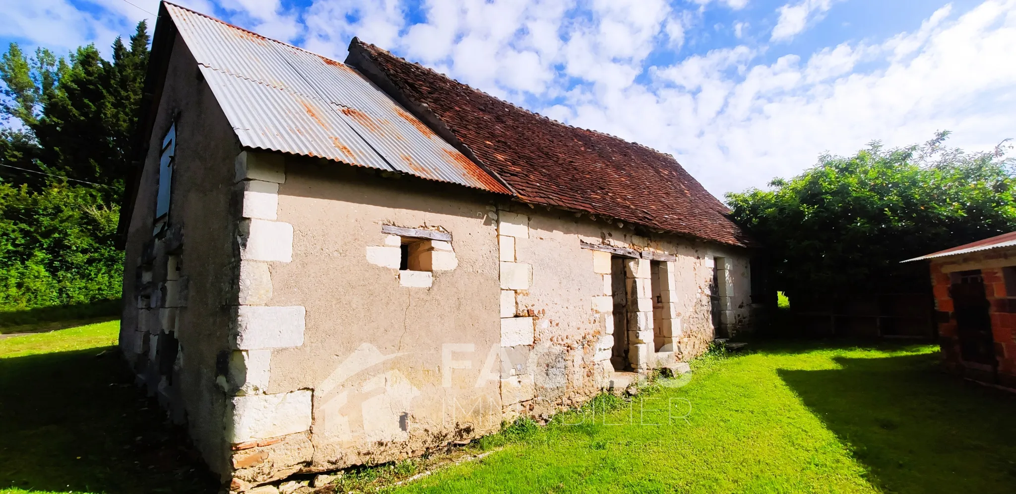 Maison à vendre à Palluau sur Indre : 3 chambres et grandes dépendances 