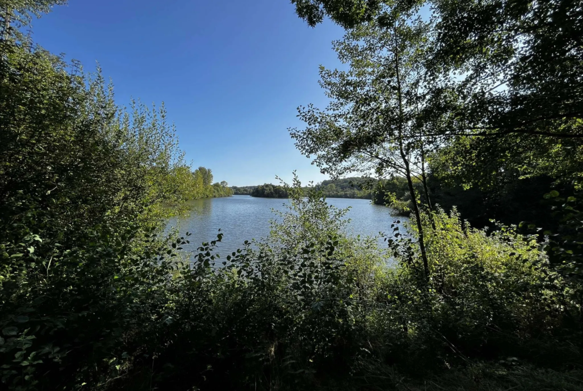 Terrain de loisir avec étang à Traves de 14,80 Ha 