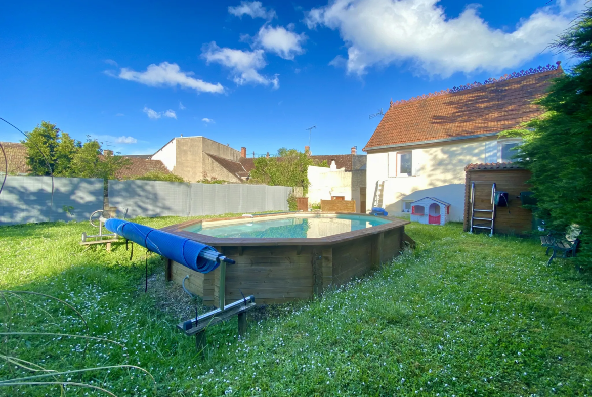 Maison Familiale Spacieuse à Massay avec Piscine et Appartement Indépendant 