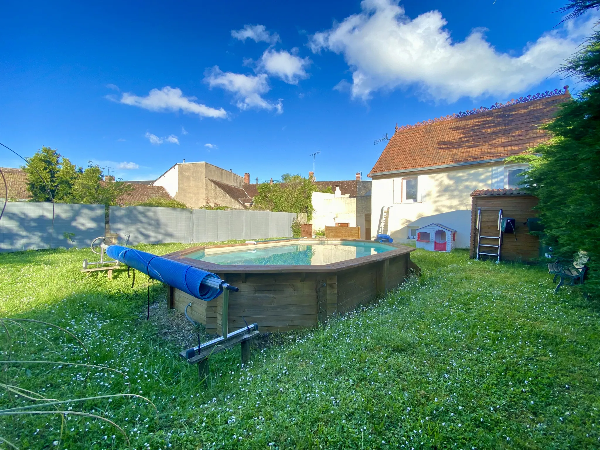 Maison Familiale Spacieuse à Massay avec Piscine et Appartement Indépendant 