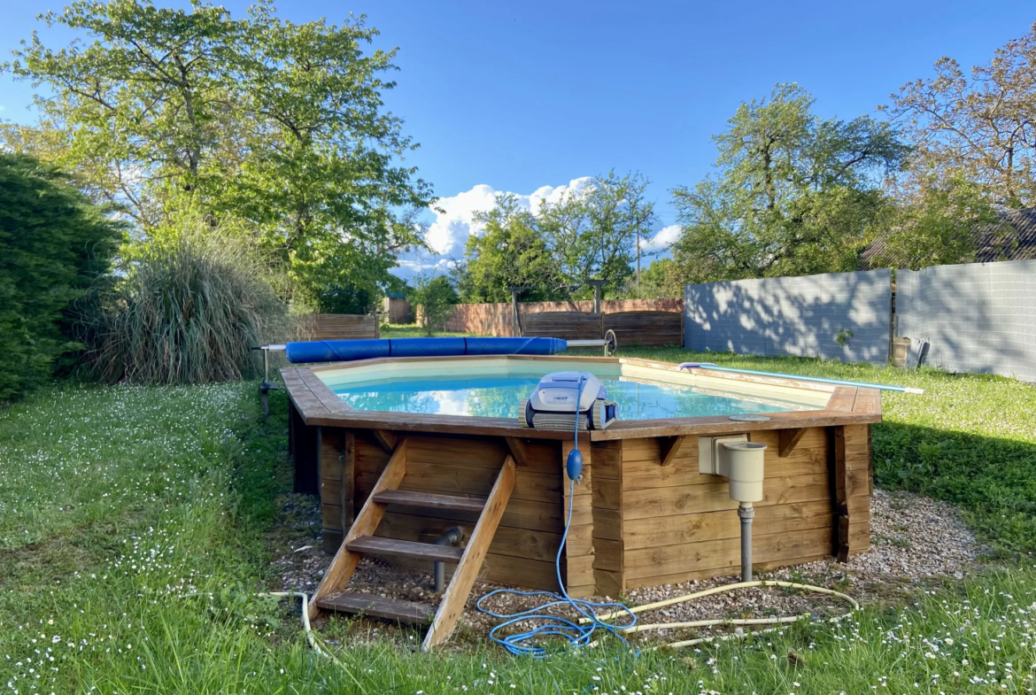 Maison Familiale Spacieuse à Massay avec Piscine et Appartement Indépendant 