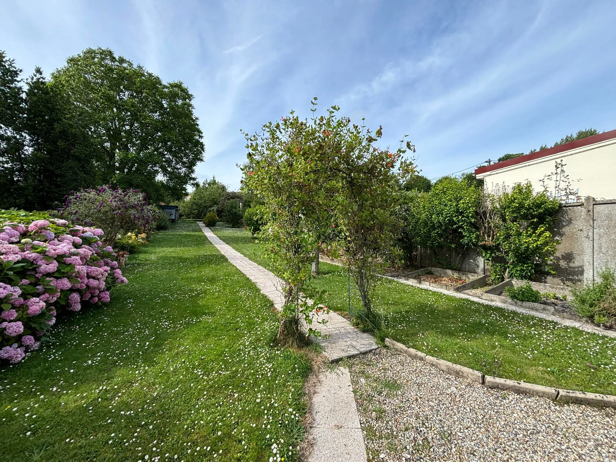 Maison à vendre à Abbeville avec garage et jardin - 965 m² 