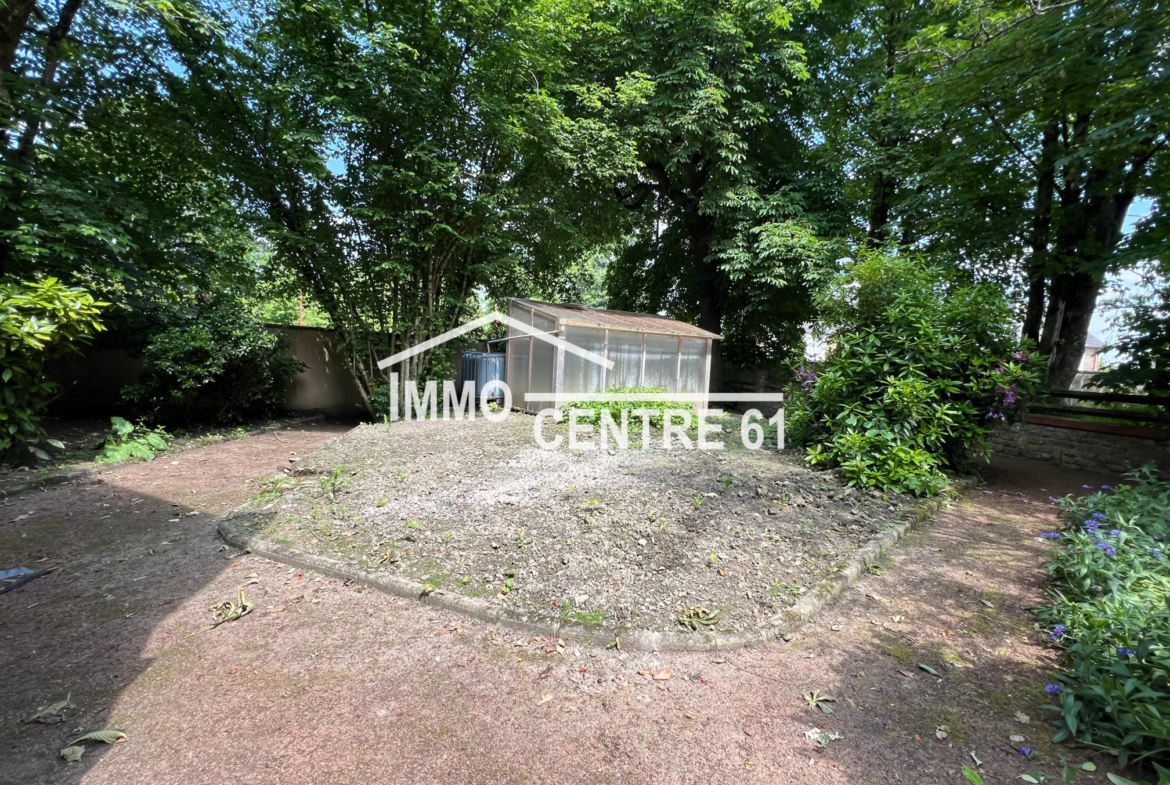 Maison de caractère à La Ferté Macé sur un parc de 2486 m² à 240 000 € 