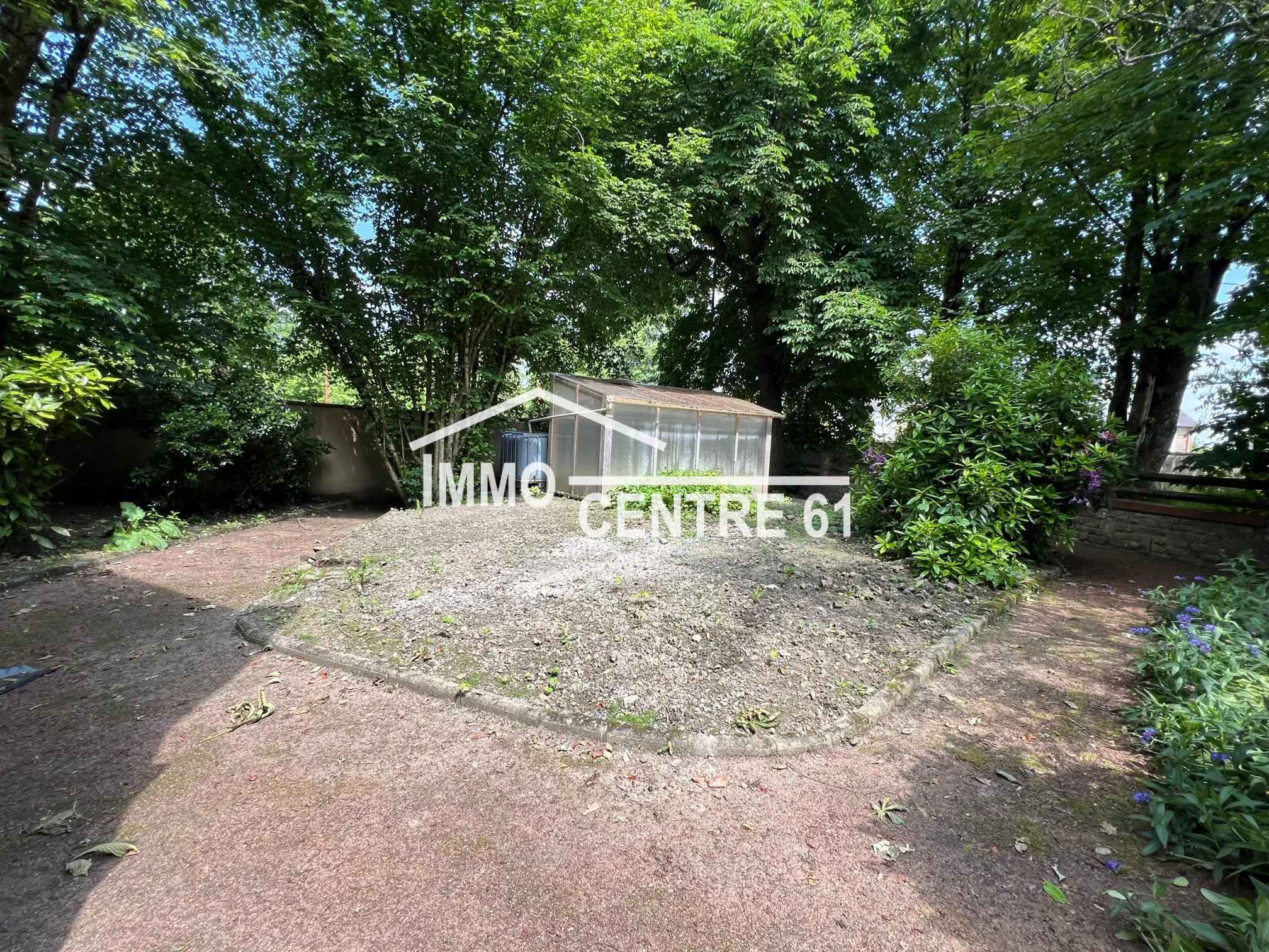 Maison de caractère à La Ferté Macé sur un parc de 2486 m² à 240 000 € 