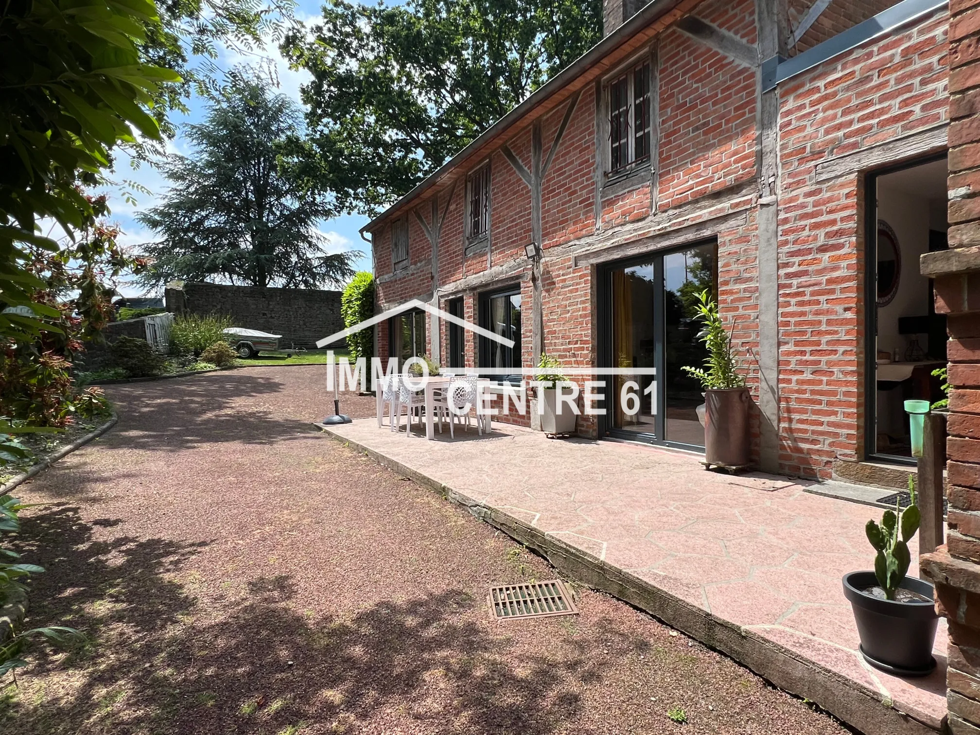 Maison de caractère à La Ferté Macé sur un parc de 2486 m² à 240 000 € 