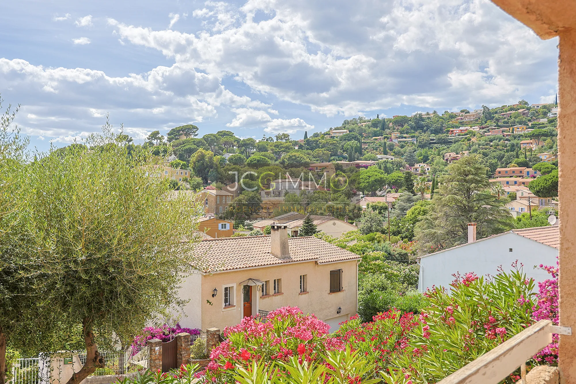 Appartement T2 de 38,01 m² avec terrasse et vue dégagée à Bormes-les-Mimosas 