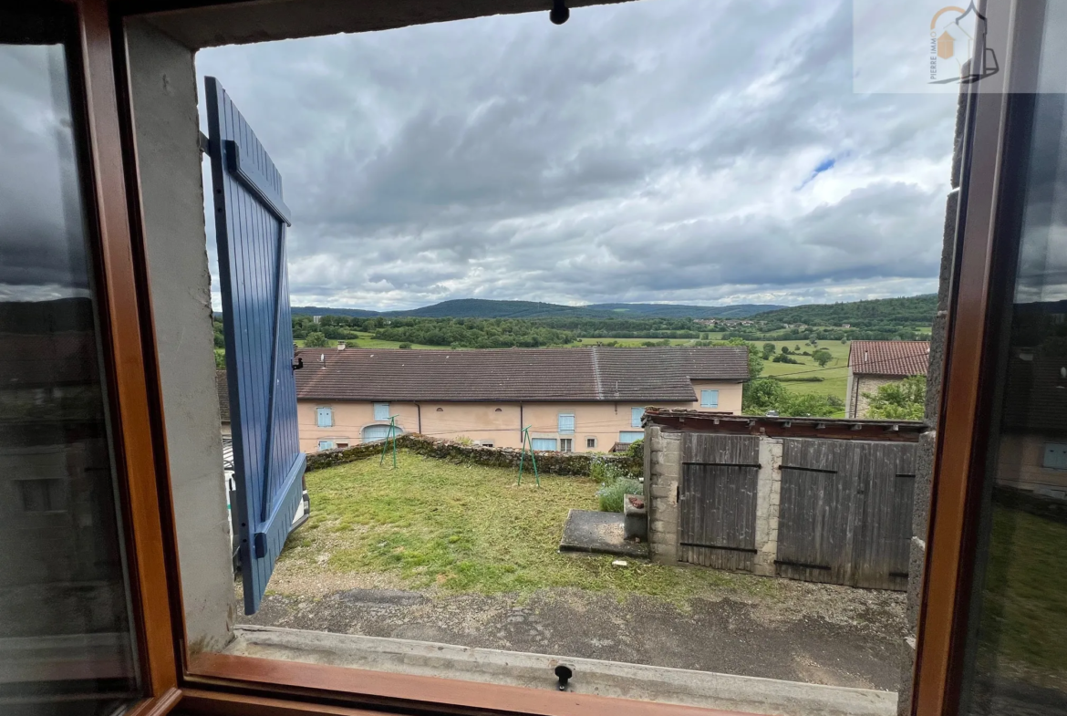 Maison en pierre mitoyenne d'un côté avec 5 chambres à Montrevel 