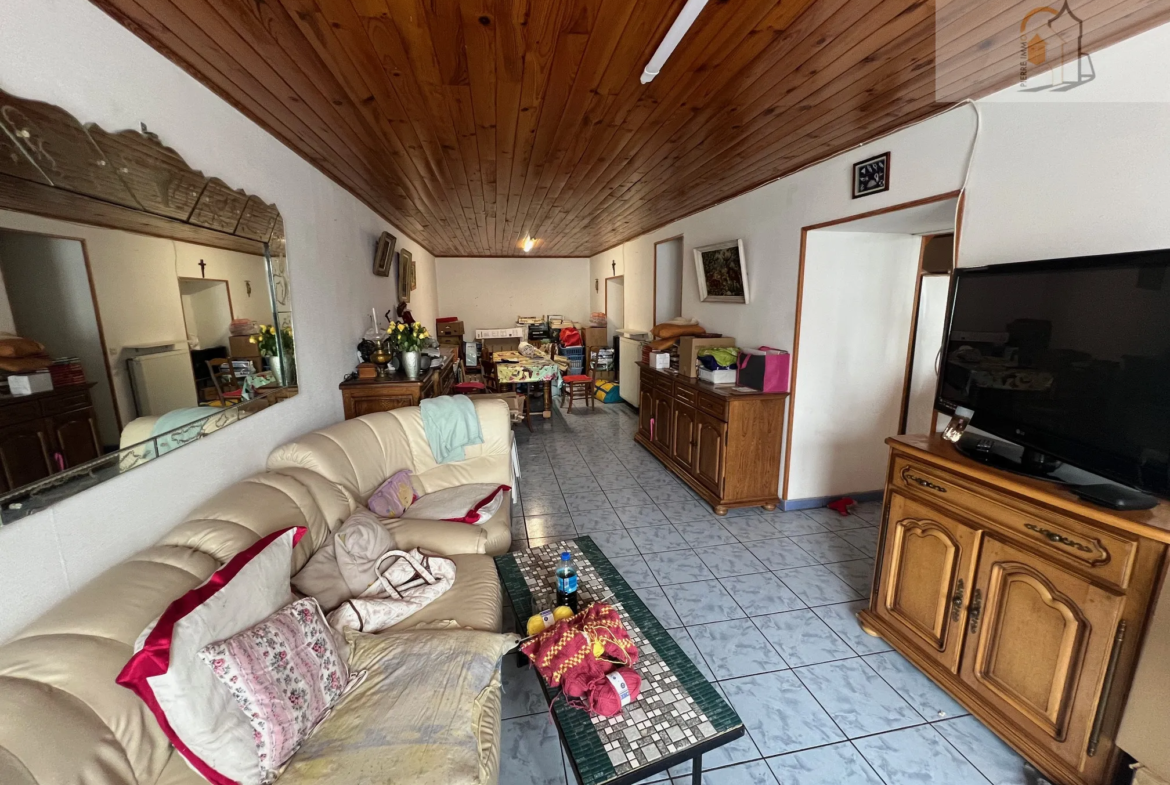 Maison en pierre mitoyenne d'un côté avec 5 chambres à Montrevel 