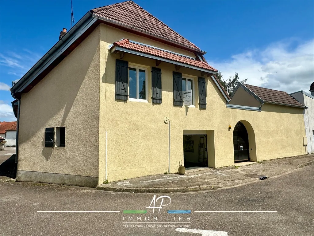 Maison ancienne rénovée avec appartement 3 pièces à Gray la Ville 