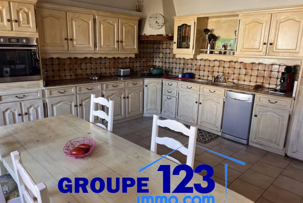 Maison familiale à Beaumont avec piscine - 220 m², 5 chambres 