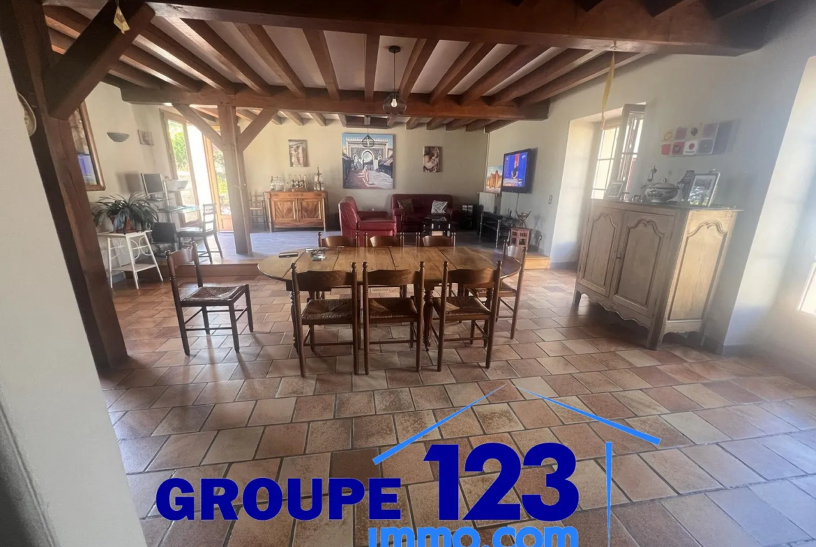 Maison familiale à Beaumont avec piscine - 220 m², 5 chambres 