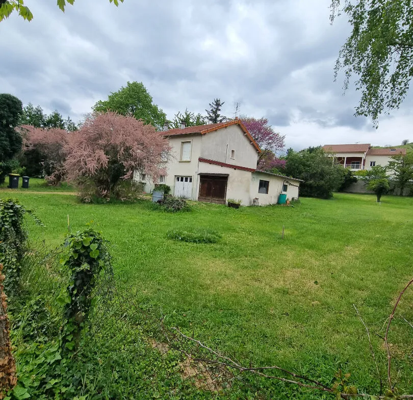 Maison à rénover sur 2081 m² à Veyre-Monton 