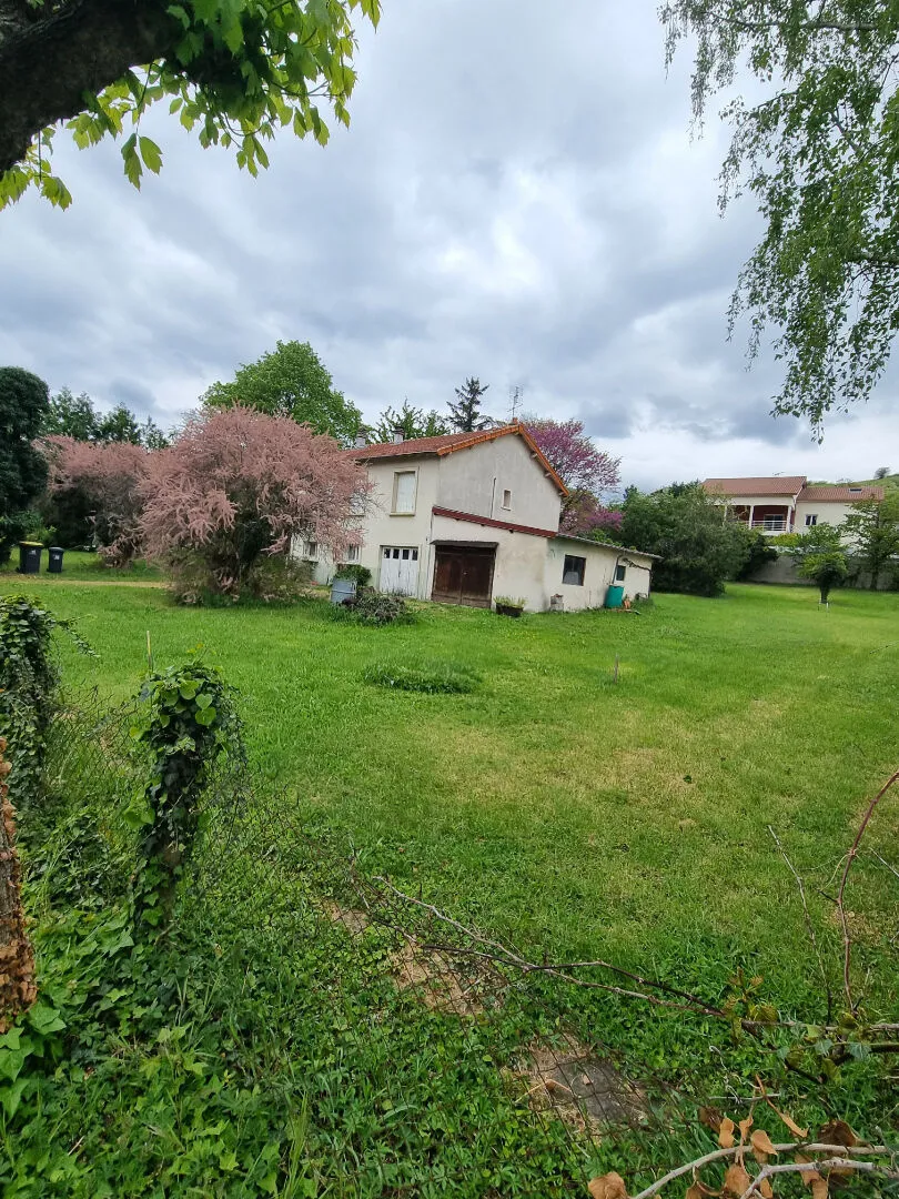 Maison à rénover sur 2081 m² à Veyre-Monton 