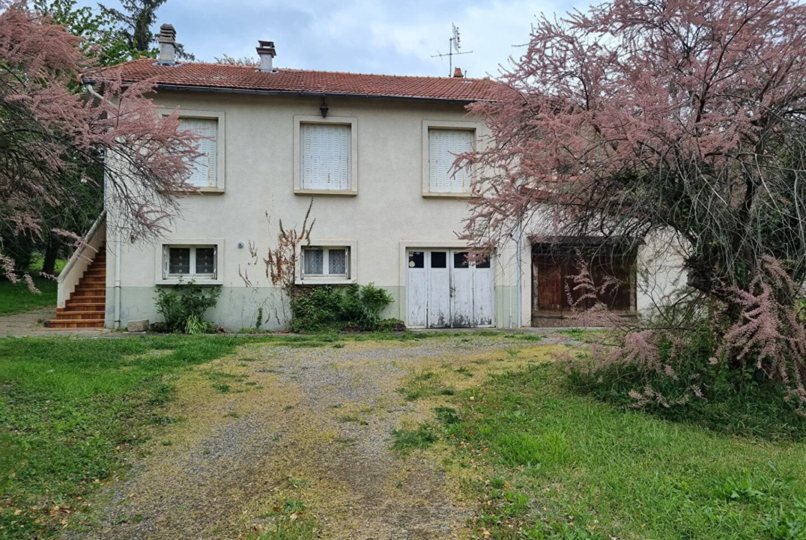 Maison à rénover sur 2081 m² à Veyre-Monton 