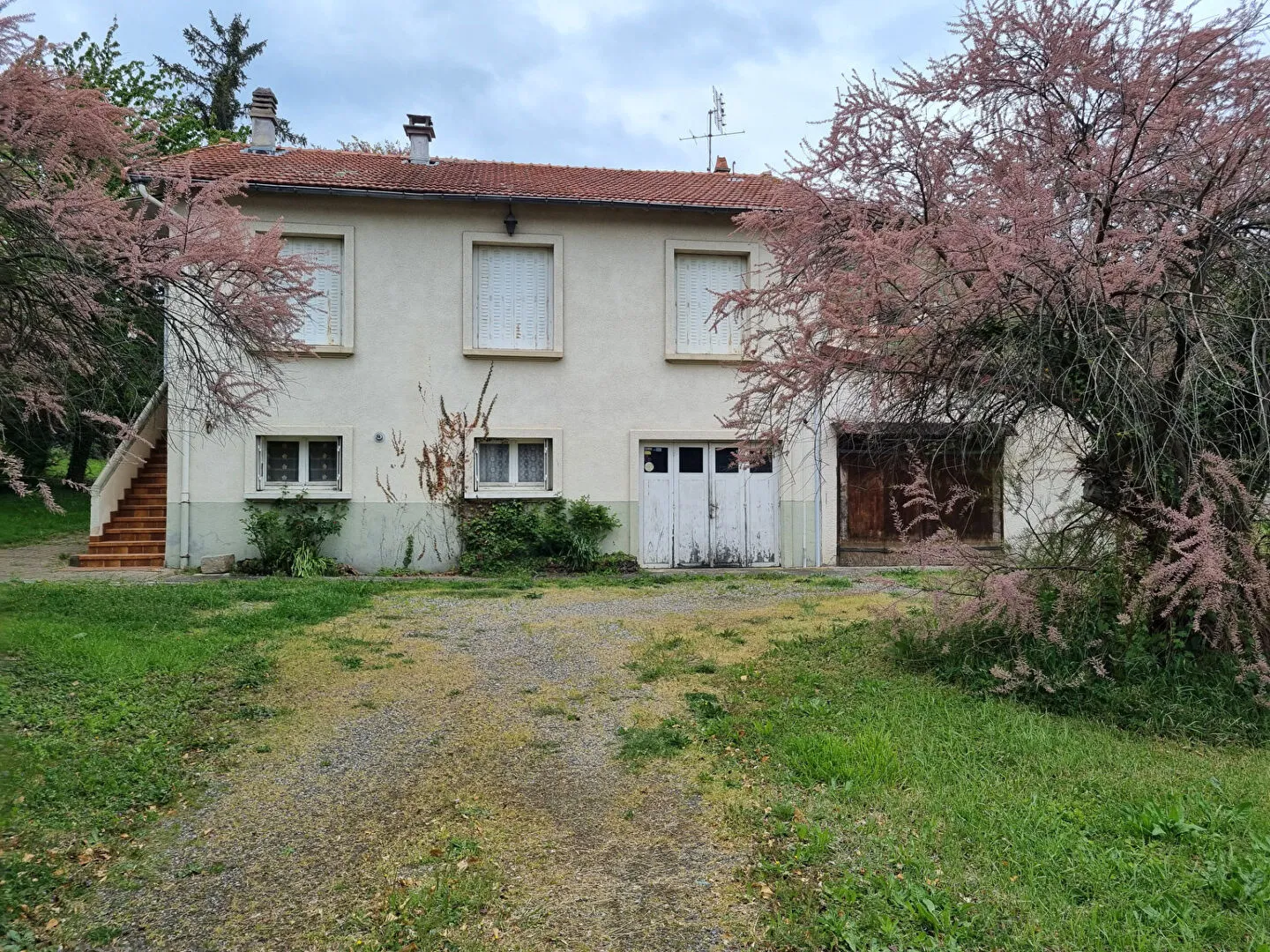 Maison à rénover sur 2081 m² à Veyre-Monton 