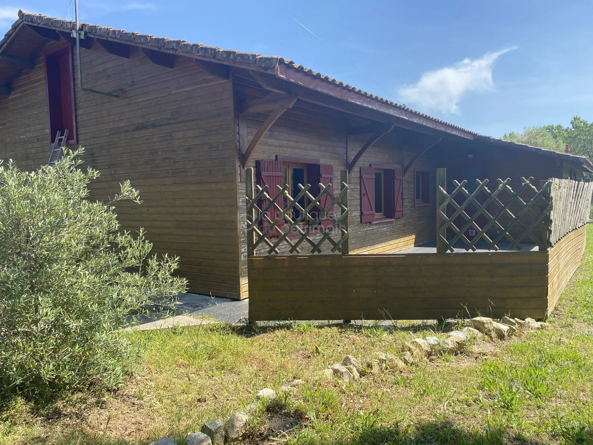 Maison en bois de 4 chambres à St Symphorien, proche du lac 