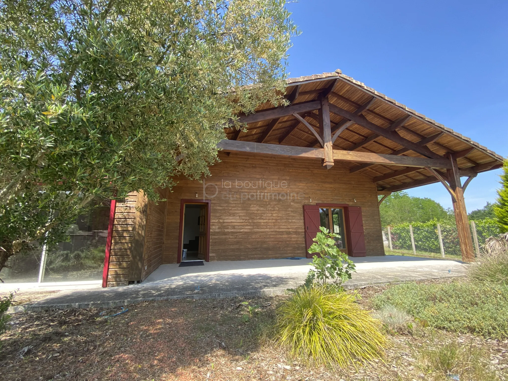 Maison en bois de 4 chambres à St Symphorien, proche du lac 