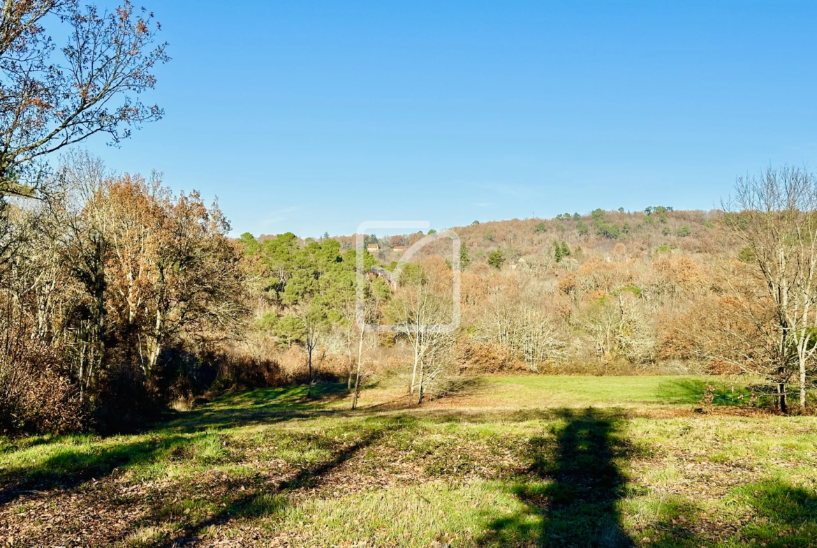 Terrain de 7261 m² dominant la vallée près de Domme 