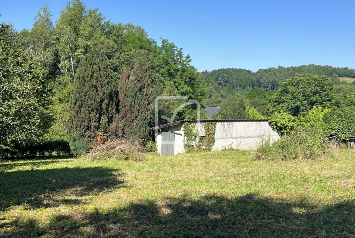 Terrain constructible 1703 m2 avec hangar à Uzerche 