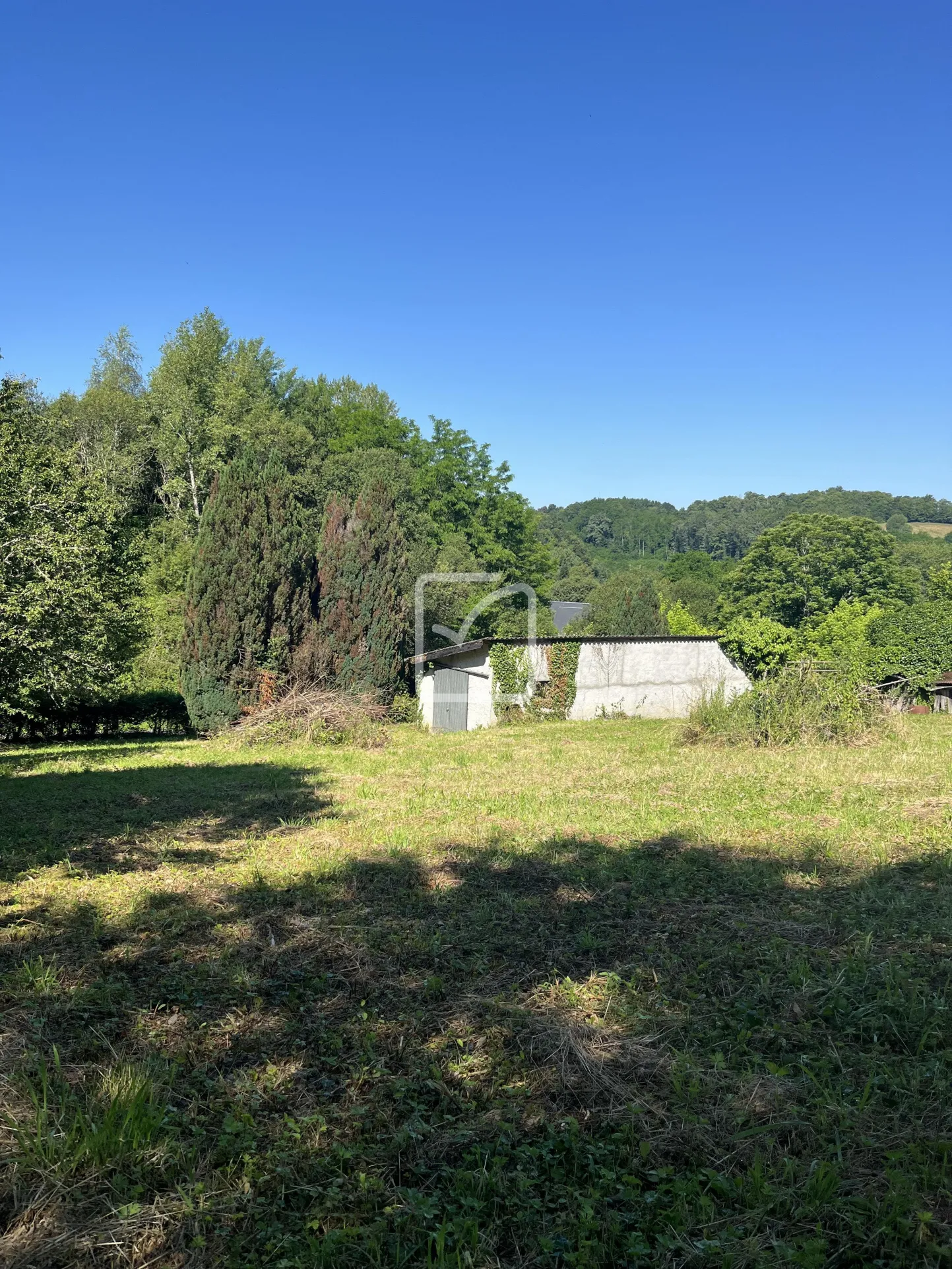 Terrain constructible 1703 m2 avec hangar à Uzerche 