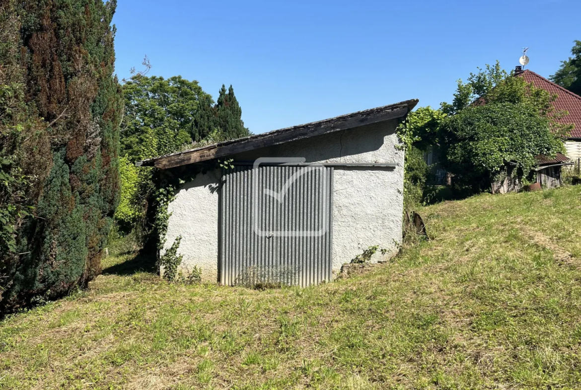 Terrain constructible 1703 m2 avec hangar à Uzerche 