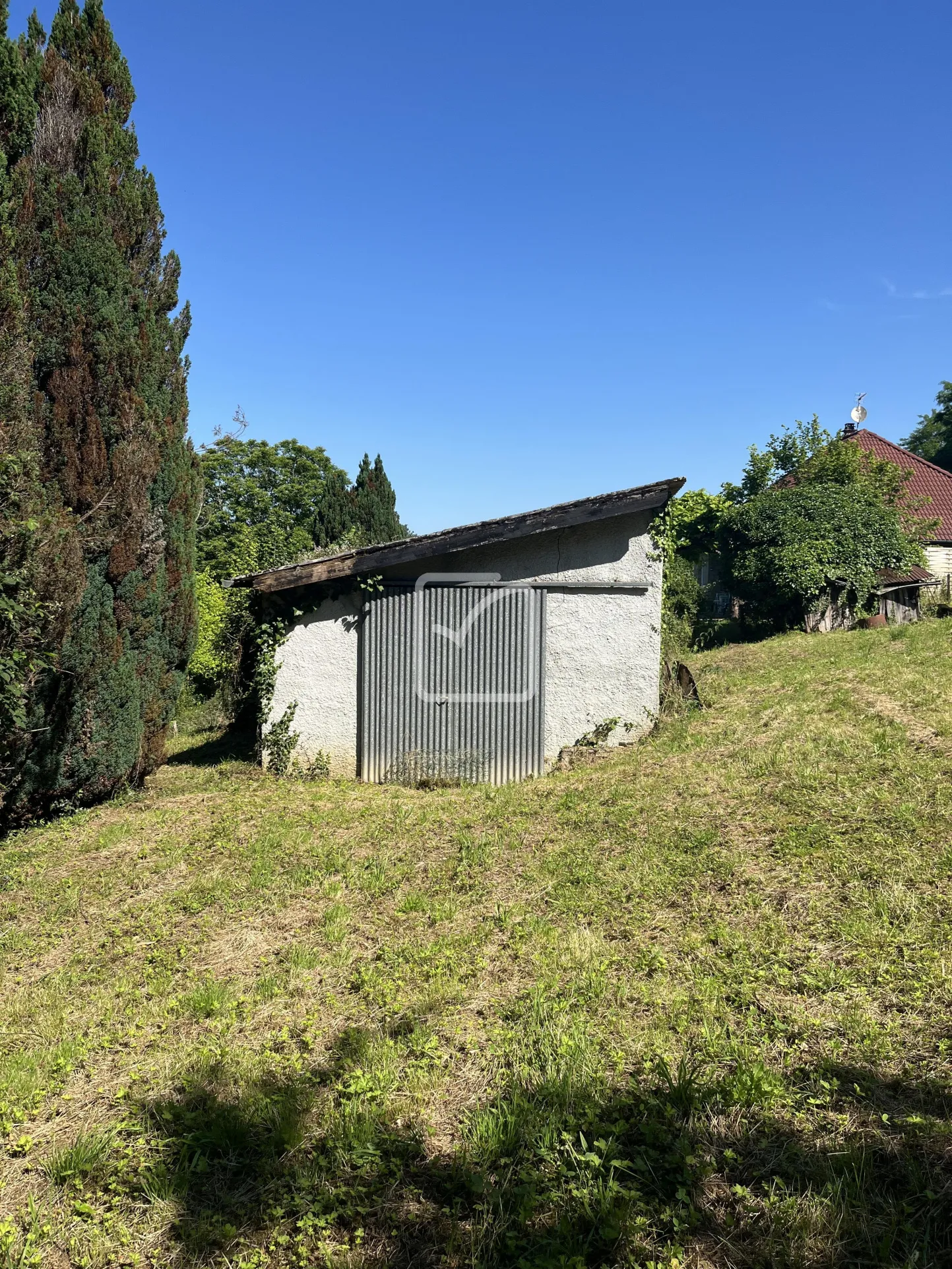 Terrain constructible 1703 m2 avec hangar à Uzerche 