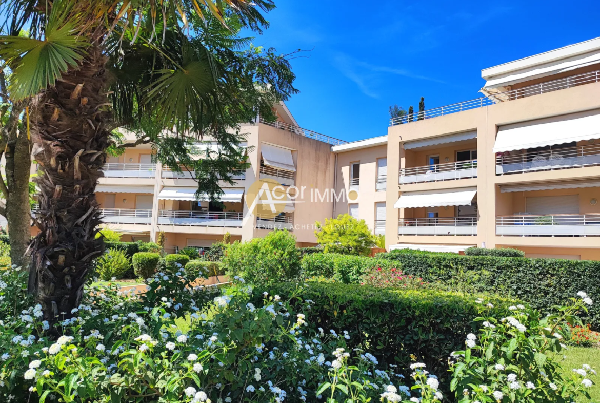 Appartement T2 avec Terrasse au Centre-Ville de Six Fours les Plages 