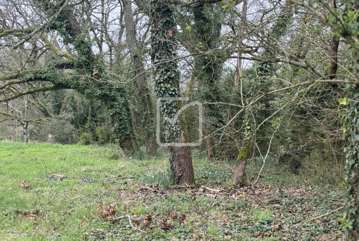 Terrain à bâtir de 874 m² dans le bourg de Saint-Benoit 