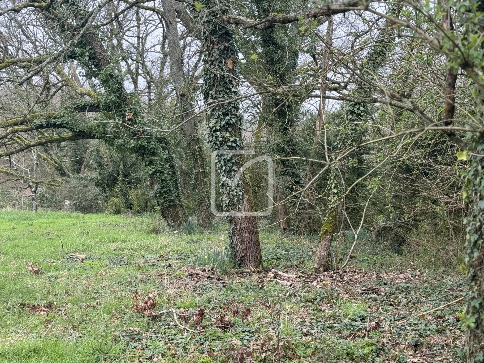 Terrain à bâtir de 874 m² dans le bourg de Saint-Benoit 