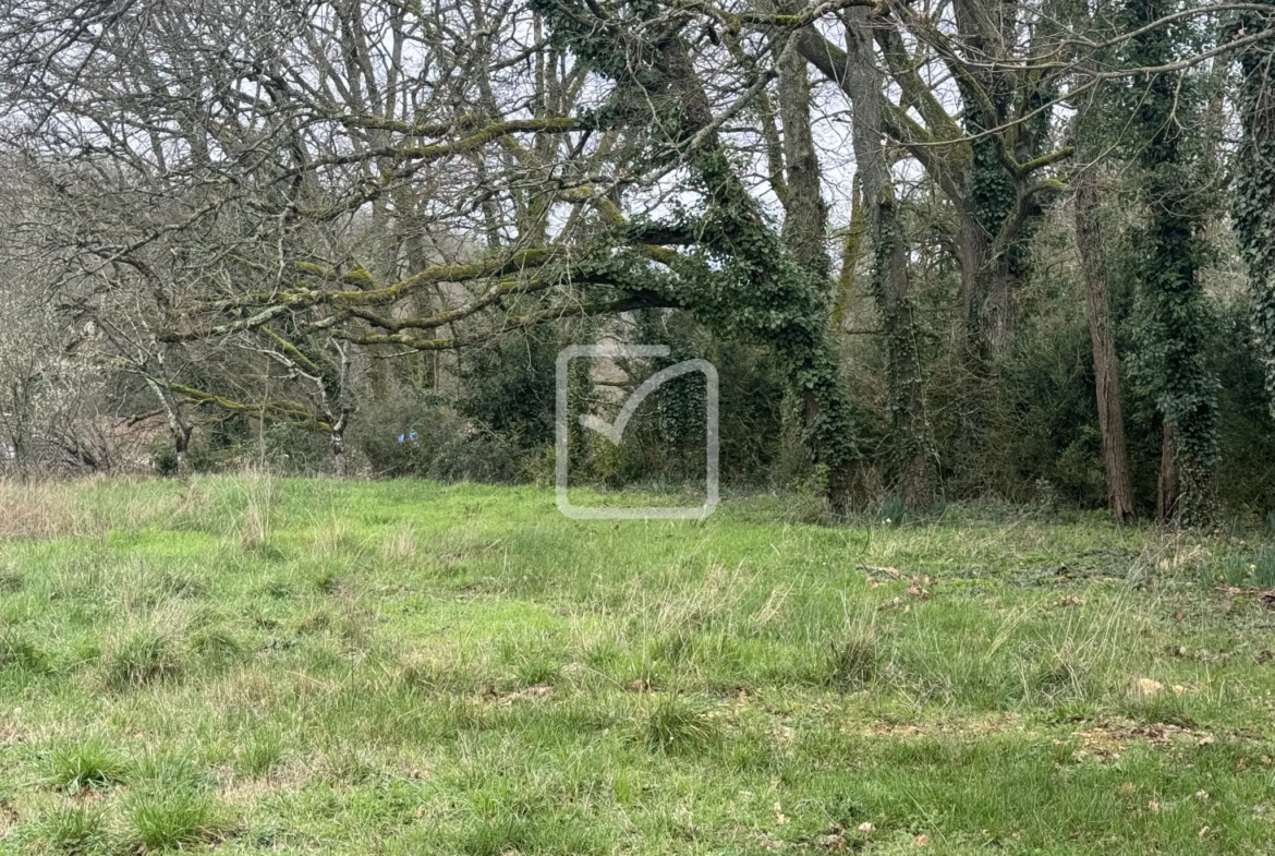 Terrain à bâtir de 874 m² dans le bourg de Saint-Benoit 