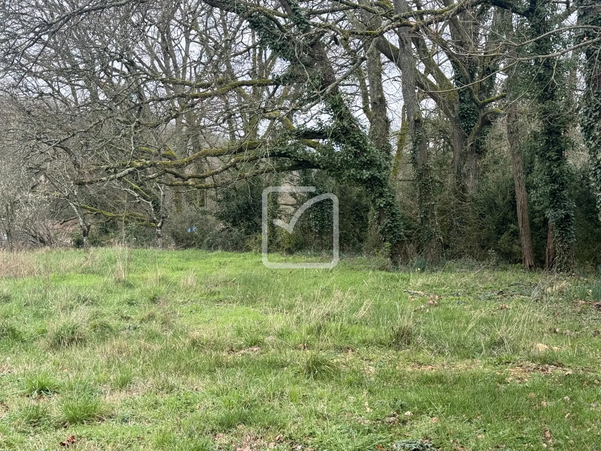 Terrain à bâtir de 874 m² dans le bourg de Saint-Benoit 