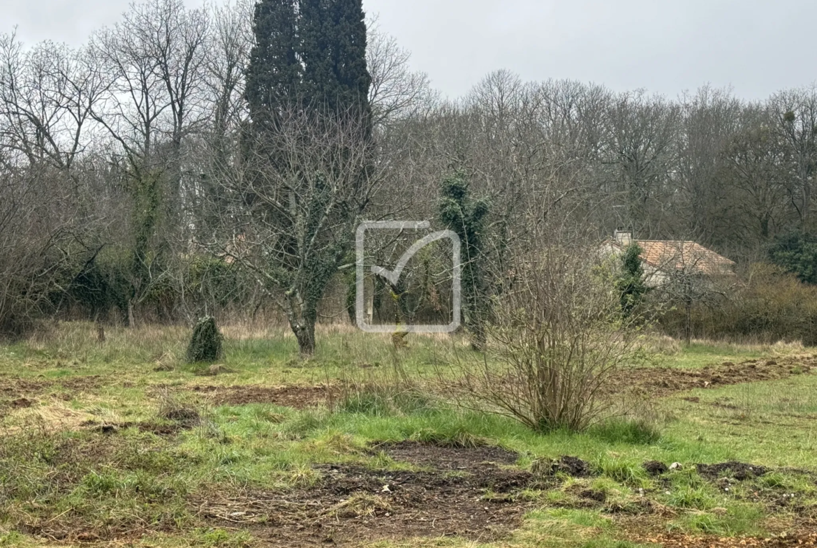 Terrain à bâtir de 874 m² dans le bourg de Saint-Benoit 