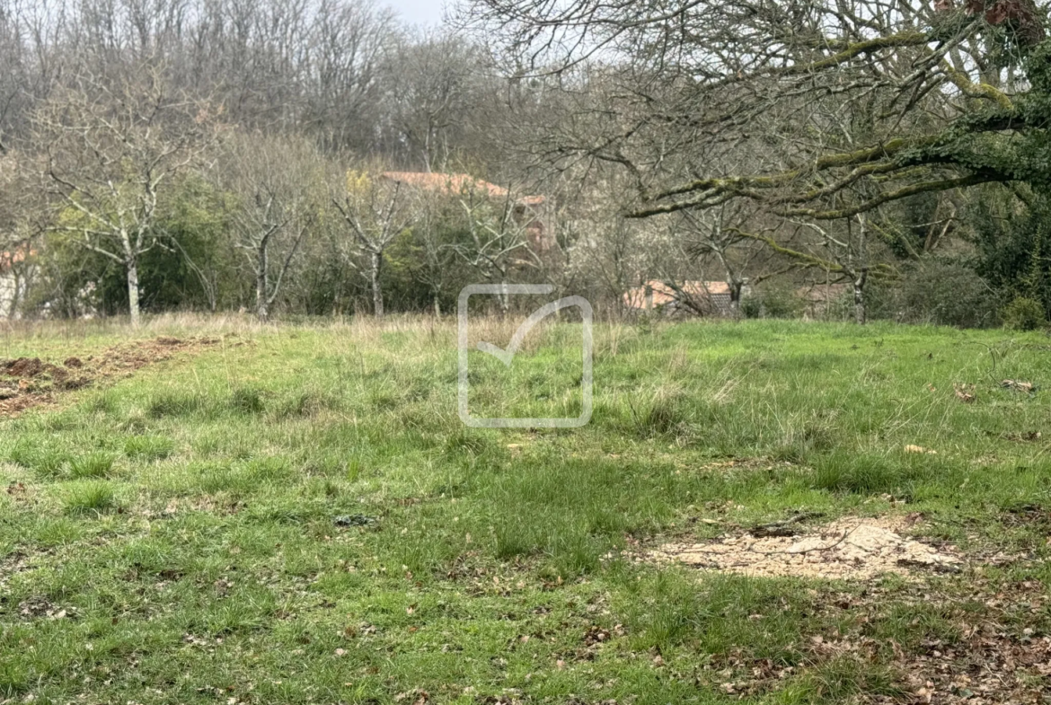 Terrain à bâtir de 874 m² dans le bourg de Saint-Benoit 