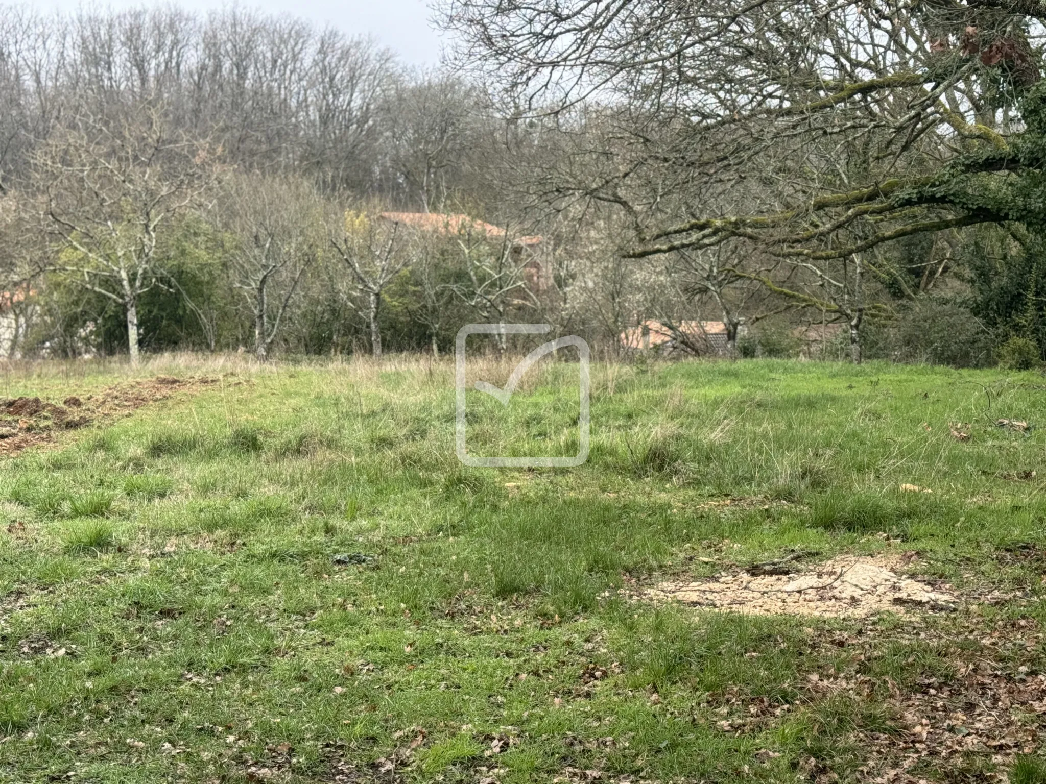 Terrain à bâtir de 874 m² dans le bourg de Saint-Benoit 