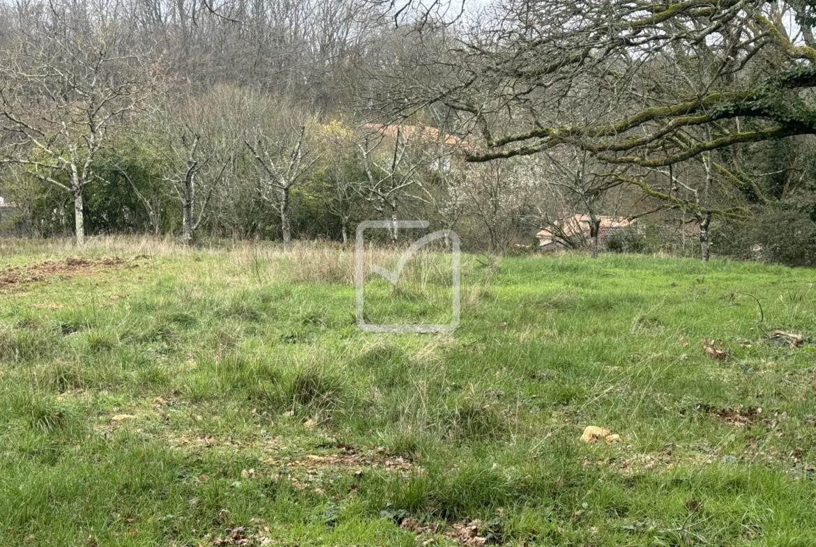 Terrain à bâtir de 874 m² dans le bourg de Saint-Benoit 