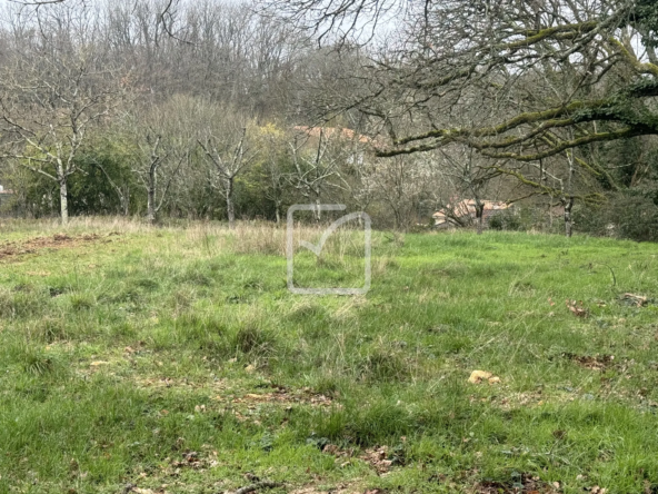 Terrain à bâtir de 874 m² dans le bourg de Saint-Benoit