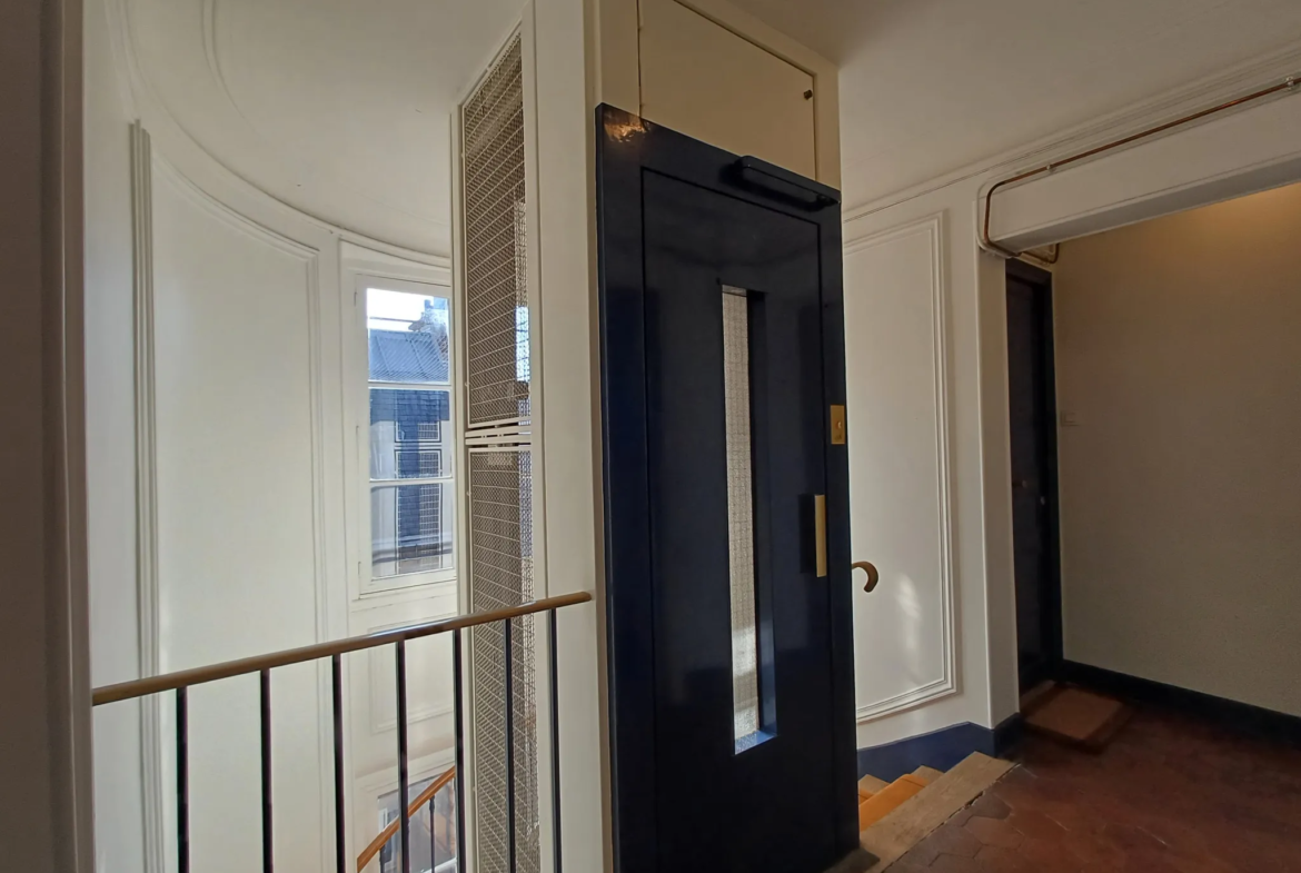 À vendre: Studio à Paris 9ème, idéal pour bureau ou stockage 