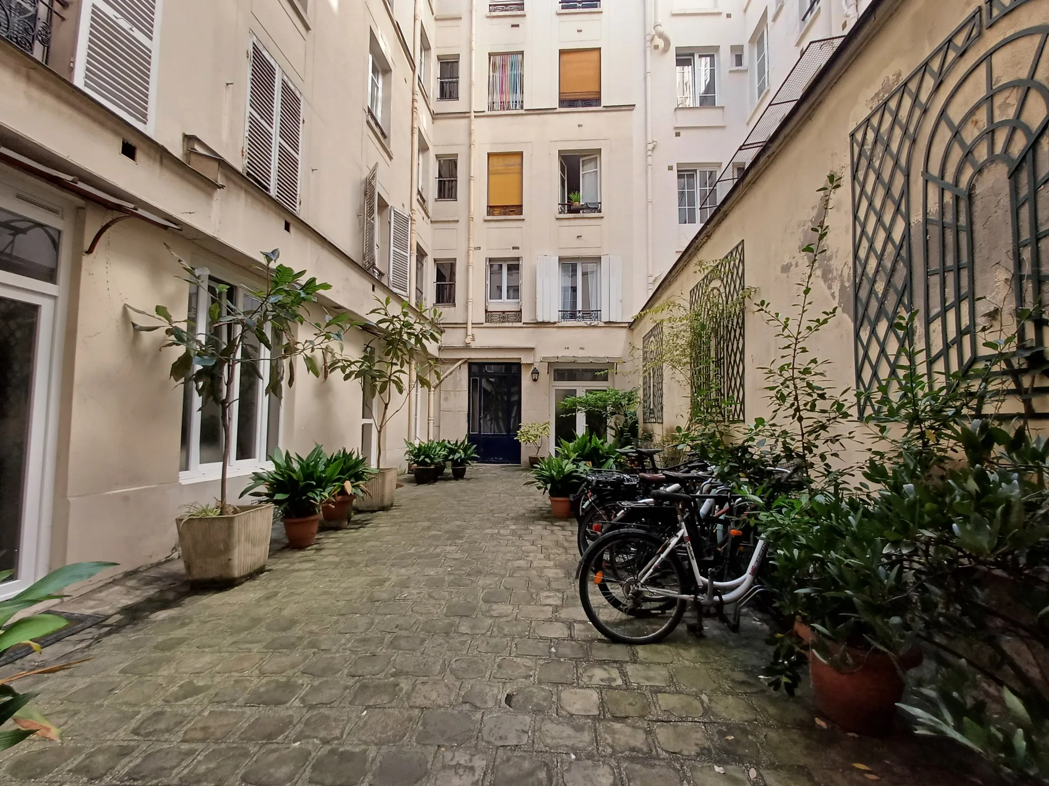 À vendre: Studio à Paris 9ème, idéal pour bureau ou stockage 