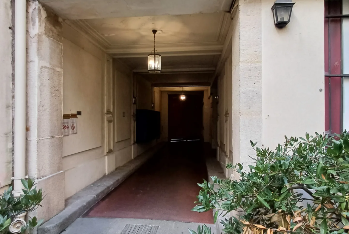 À vendre: Studio à Paris 9ème, idéal pour bureau ou stockage 